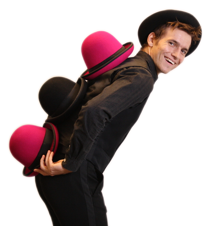 Andreas med hatter på ryggen